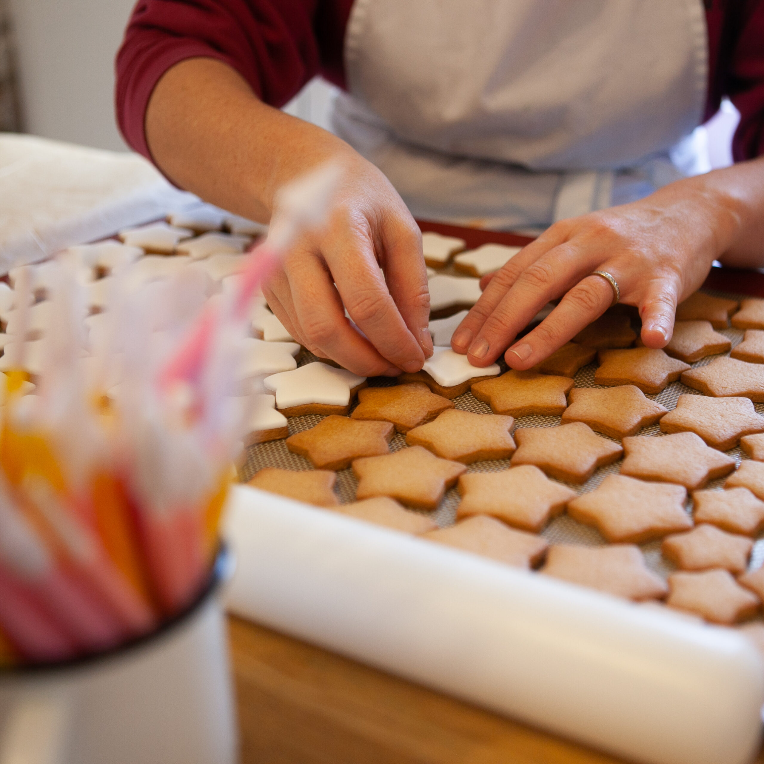 honey well bakes working with icing
